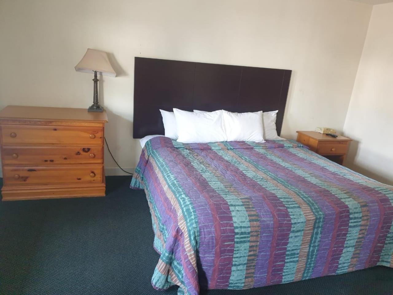Town & Country Inn Сийконк Екстериор снимка