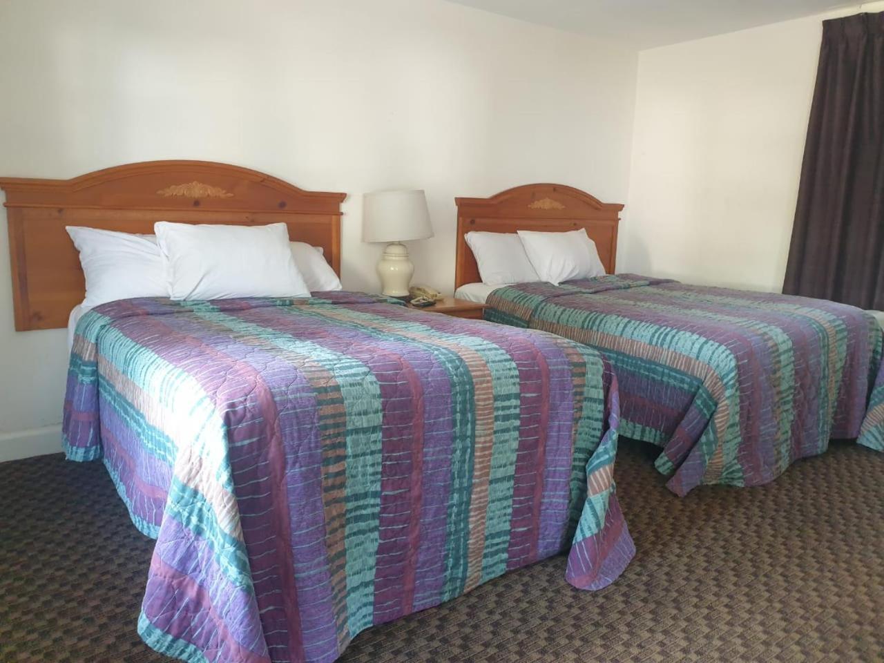 Town & Country Inn Сийконк Екстериор снимка